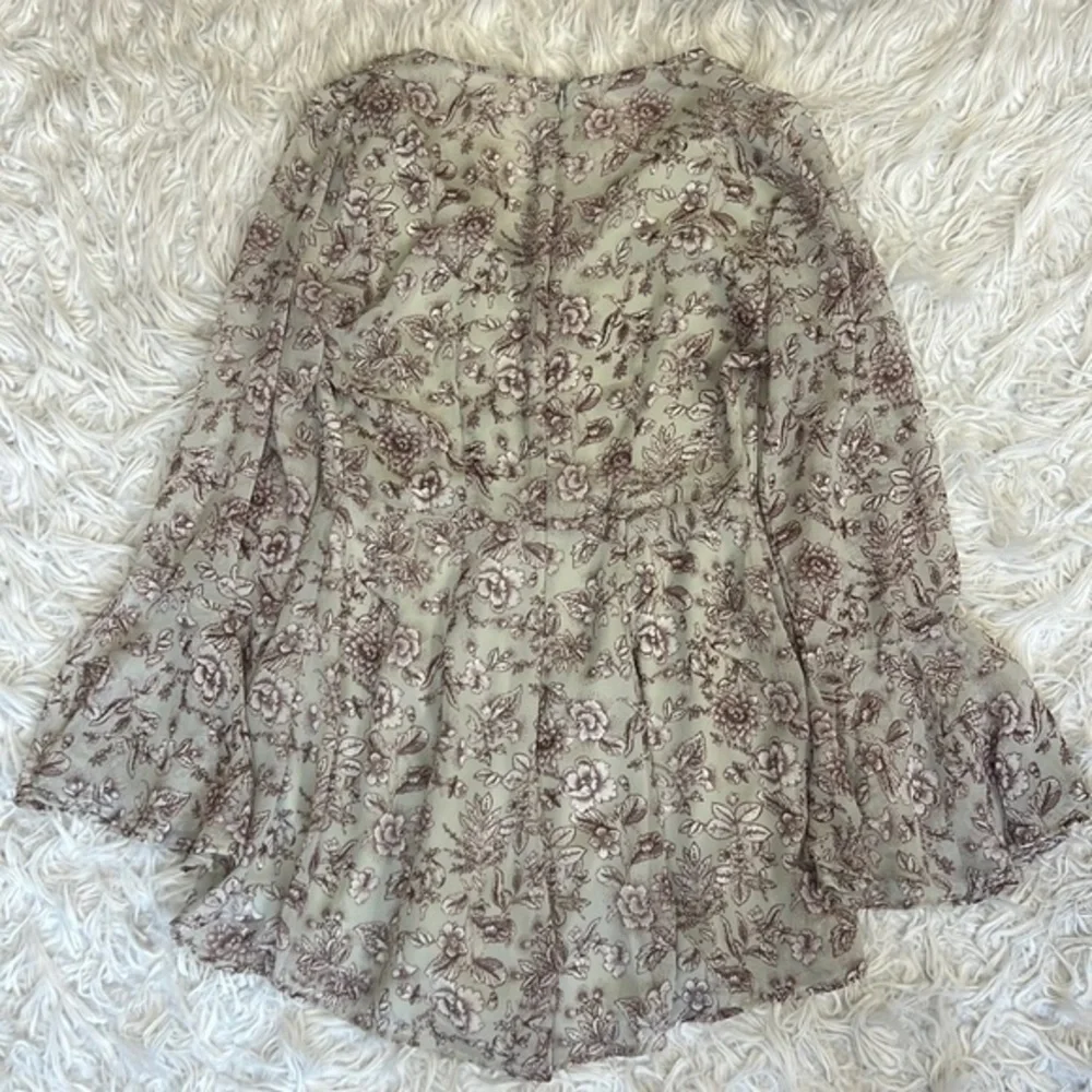 LUSH FLORAL‎ ROMPER - Picture 2 of 7